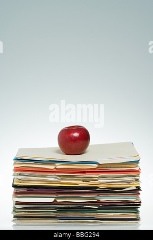 Apfel auf Dateien Stockfoto