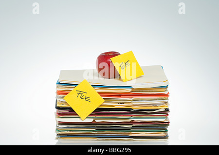 Apfel auf Dateien Stockfoto