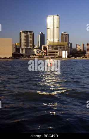 Kowloon von Hong Kong Island gesehen Stockfoto