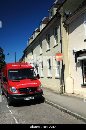 Ein rote Parcel Force van parkten in einer eleganten Straße Stockfoto