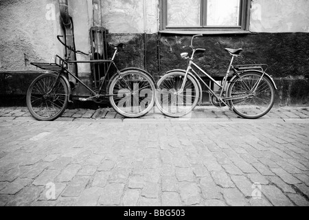 Zwei Fahrräder auf Straße Stockfoto