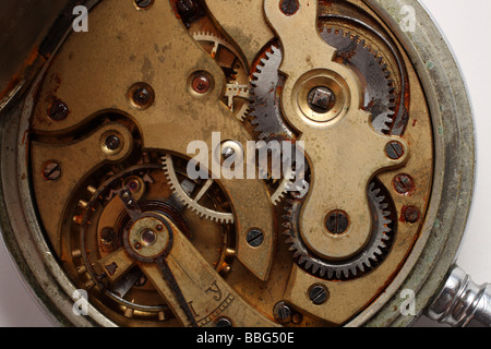 alte Tasche Uhr rostige Getriebe im Inneren Stockfoto