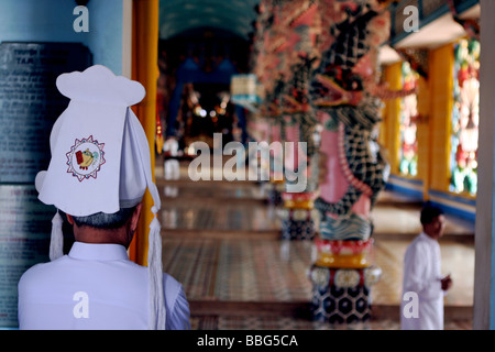 Caodaïsm Mönch auf dem Heiligen Stuhl in Tay Ninh Stockfoto