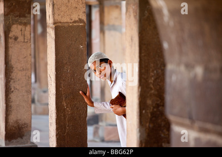 Muslimische Jungen spähen aus der Medrassa in der Jama Masjid oder Freitags-Moschee in Janpur in der Provinz Uttar Pradesh, Indien Stockfoto