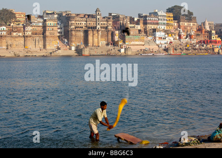 Dhobi Wäsche waschen im Fluss Ganges in Varanasi, Indien Stockfoto