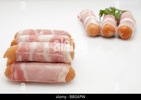 Berner Würstchen eingewickelt in Speck Stockfoto