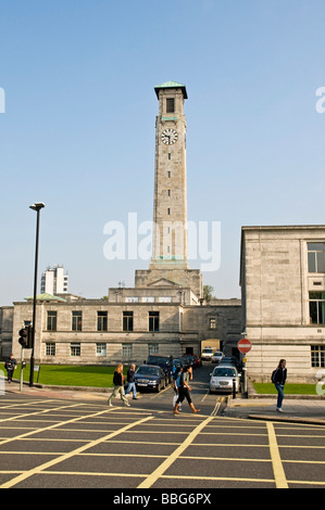 Der modern aussehende Glockenturm erhebt sich über der Civic Center-Gebäude in Southampton Stockfoto