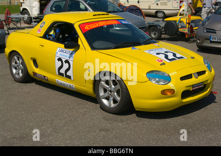 Eine gelbe MG F VVC im Fahrerlager in Brands Hatch Kent England Stockfoto