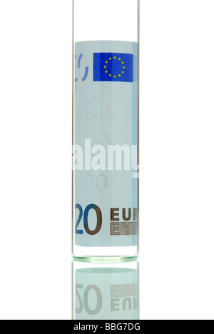 20-Euro-Schein in einem Reagenzglas, symbolisch für Euro-Analyse Stockfoto