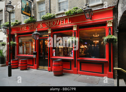 Das Schiff und Shovell Public House. Craven Passage, Westminster, London, England, Vereinigtes Königreich. Stockfoto