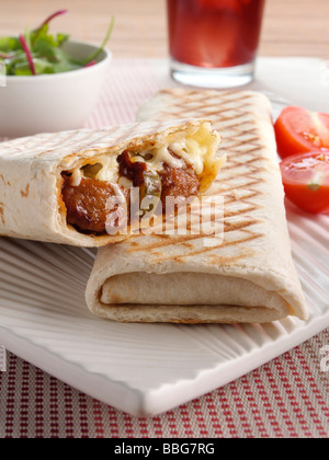 Schweinefleischbällchen in einer Tortilla-Wrap mit hot Chili Sauce und Käse Stockfoto