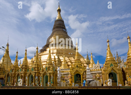 Burmesische Frau an Shwedagon Paya beten. Yangon. Myanmar Stockfoto