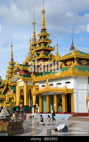 Gläubige beten am Shwedagon-Pagode. Yangon. Myanmar Stockfoto