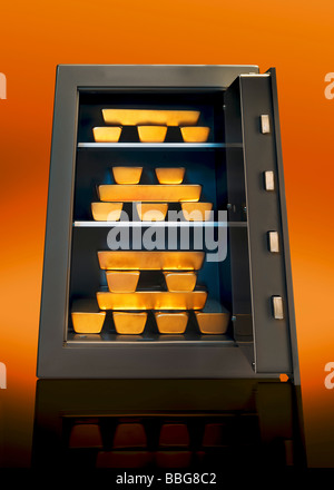 Goldbarren in einem safe Stockfoto