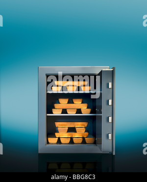 Goldbarren in einem safe Stockfoto