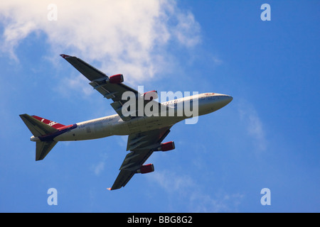 Virgin Atlantic "Hot Lips" Boeing 747-443 G-VLIP fliegen über East Grinstead Stockfoto