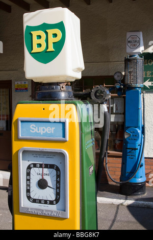 Museum zeigt alte Shell BP Benzin Pumpen Devon England uk gb Stockfoto