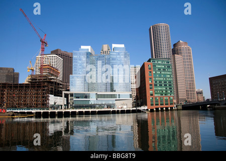 Inner Harbor City Skyline von Boston über Fort Point Channel genommen Stockfoto