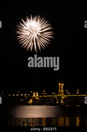 Pyrotechnic Feuerwerk über dem Wasser explodierenden Kuala Lumpur Malaysia Stockfoto
