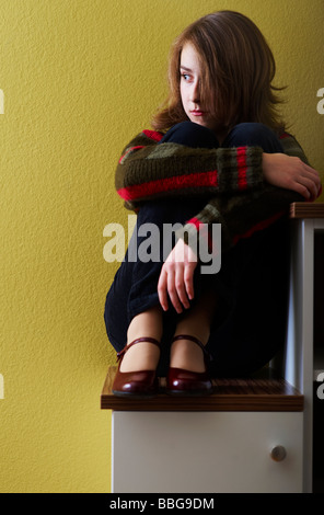 Junges Mädchen sitzt auf einem Schritt Stockfoto