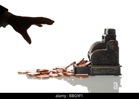 Dunkle Hand eines Geschäftsmannes für eine Registrierkasse, brechen in die Kasse zu erreichen Stockfoto