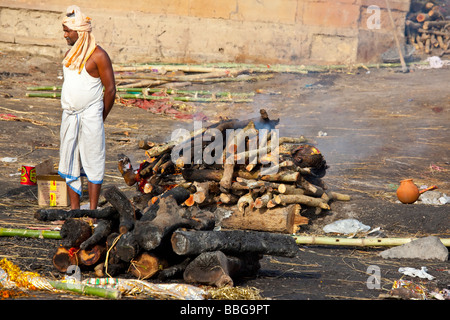 Hindu Körper Brennen auf das Ghat in Varanasi, Indien Stockfoto
