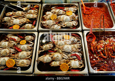 Koreanisches Essen, gekochte Krabben, Meeresfrüchte auf einem Markt in Seoul, Südkorea, Asien Stockfoto