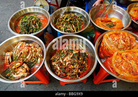 Koreanisches Essen, marinierte Gemüse auf einem Markt in Seoul, Südkorea, Asien Stockfoto