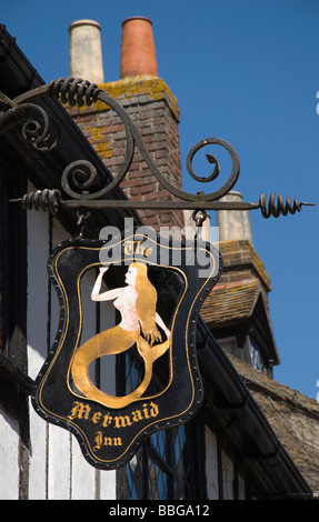 Roggen, E Sussex, England, UK. Mermaid Inn Zeichen in Mermaid Street Stockfoto