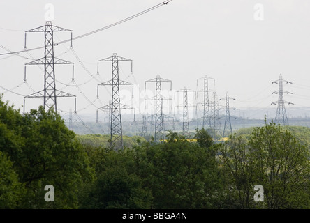 Elektrizität Masten Teil von National Grid ausstrecken über Essex U K Stockfoto