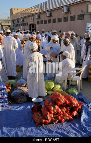 Omanische Männer in Tracht, Bahla Gemüsemarkt, Hajar al Gharbi Berge, Al Dakhliyah Region, Sultanat Oman, Arabisch Stockfoto