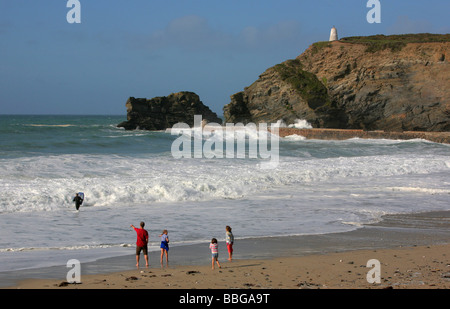 Familie und ein Surfer auf Portreath Strand, Cornwall, England, UK Stockfoto