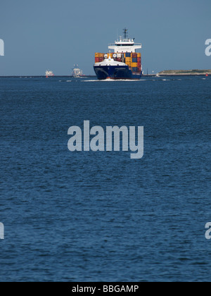 Containerschiff am Horizont nähert sich der Hafen von Rotterdam Zuid Holland Niederlande Stockfoto