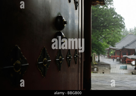 Detail der Holztür. Taiyuin-Mausoleum. Nikko. Präfektur Tochigi. Japan. Stockfoto
