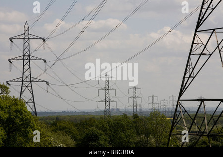 Elektrizität Masten Teil von National Grid ausstrecken über Essex U K Stockfoto