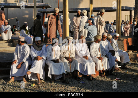 Omanische Männer in Tracht, Nizwa Tier oder Vieh Markt, Hajar al Gharbi Berge, Al Dakhliyah Region, Sultanat von Stockfoto