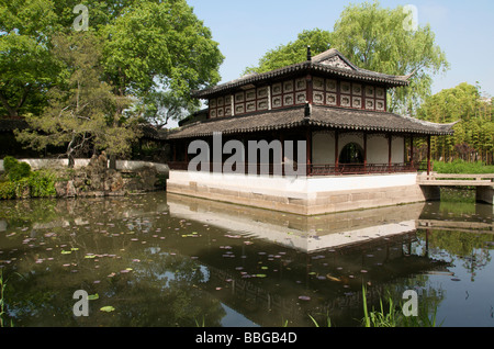 Im Teich Humble Administrator s Garten Suzhou Jiansu China Pavillon Stockfoto