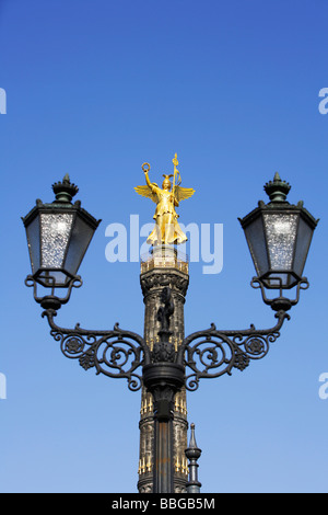 Straße Laterne und Statue von Victoria auf die Siegessaeule, Siegessäule in Berlin, Deutschland, Europa Stockfoto