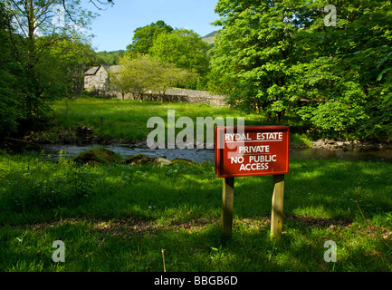 Fluß Rothay und 'Private' Schild nahe Pelter Brücke, Rydal, in der Nähe von Ambleside, Nationalpark Lake District, Cumbria, England UK Stockfoto