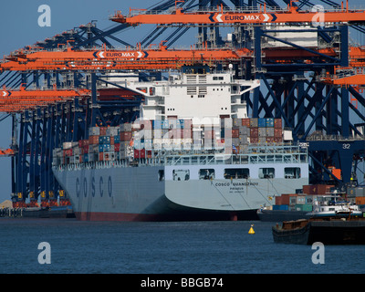 Containerschiff Cosco bei Euromax terminal im Hafen von Rotterdam Zuid Holland Niederlande Stockfoto