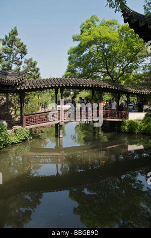 Xiaofeiong oder wenig fliegen Rainbow Bridge eine überdachte Brücke über Teich Humble Administrator s Garten Suzhou Jiansu China Stockfoto