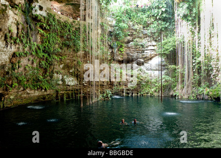 Cenote Sagrado Azul im Ikkil Park von Chichén Itzá, Yucatan, Mexiko, Mittelamerika Stockfoto