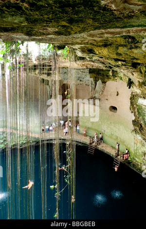 Cenote Sagrado Azul im Ikkil Park von Chichén Itzá, Yucatan, Mexiko, Mittelamerika Stockfoto