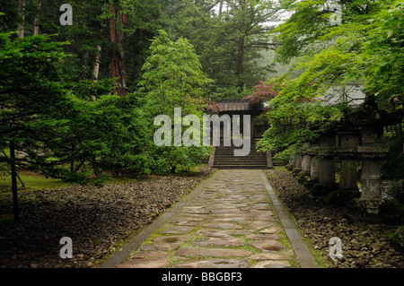 Gehweg und Stein Laternen. Komplexe Taiyuin-Mausoleum. Nikko. Präfektur Tochigi. Japan. Stockfoto