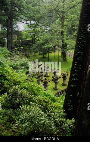 Steinlaternen. Komplexe Taiyuin-Mausoleum. Nikko. Präfektur Tochigi. Japan. Stockfoto