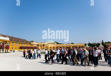 Touristen besuchen Sie Schloss Schönbrunn, Schlosspark, ab dem Alter von Maria Theresia und Josef II., Wien, Österreich, Euro Rauschen Stockfoto