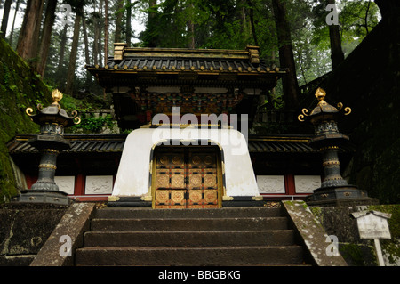 Koukamon Tor (aka Ryuugu-Zukuri oder Ryuguumon Tor). Komplexe Taiyuin-Mausoleum. Nikko. Präfektur Tochigi. Japan. Stockfoto