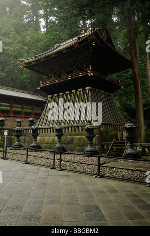 Glockenturm (Shourou) vor dem Yashamon Tor (aka Botanmon Gate). Taiyuin-Mausoleum. Nikko. Präfektur Tochigi. Japan. Stockfoto