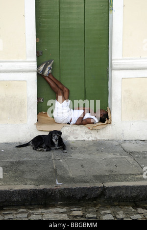 Obdachloser schlafen in einem Hauseingang bewacht von seinem Hund, Salvador, Bahia, Brasilien, Südamerika Stockfoto
