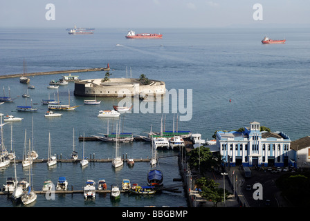 Blick auf die defensive Festung Forte São Marcelo und Docks, Salvador, Bahia, UNESCO-Weltkulturerbe, Brasilien, Süd-Ame Stockfoto